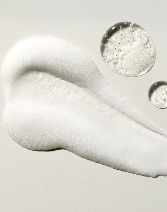 AHA, BHA et PHA : Lequel Choisir pour votre Routine de Soin ?
